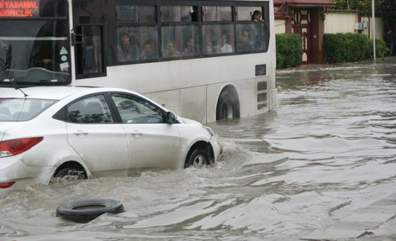 İDARƏOLUNMAZ BAKI KANALİZASİYASI: YOL POLİSİ HƏYƏCAN TƏBİLİ ÇALDI...