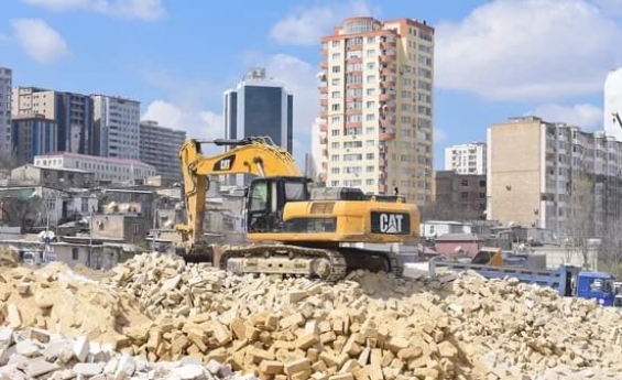 «ELDAR ƏZİZOVUN ŞÖBƏ MÜDİRİ ZÜLFƏLİ İSMAYILOV EVLƏRİMİZİN QANUNSUZ SÖKÜNTÜSÜNDƏ ARAÇILIQ EDİR»