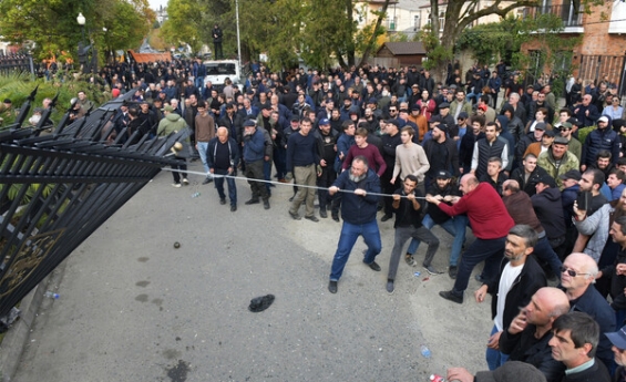 ÇUBUQLARA VƏ DAŞLARA QARŞI GÖZYAŞARDICI QAZ: ABXAZİYADA ETİRAZÇILAR BİNALARA HÜCUM EDİB