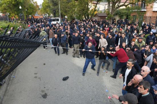 "KLANLARIN DÖYÜŞÜ": EKSPERT ABXAZİYADAKI KADR DƏYİŞİKLİYİNƏ ƏHƏMİYYƏT VERMƏMƏYƏ ÇAĞIRIB