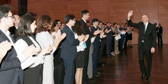 ilham-aliyev-genclerle