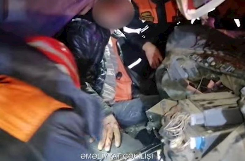 avtomobilde qalan sexs