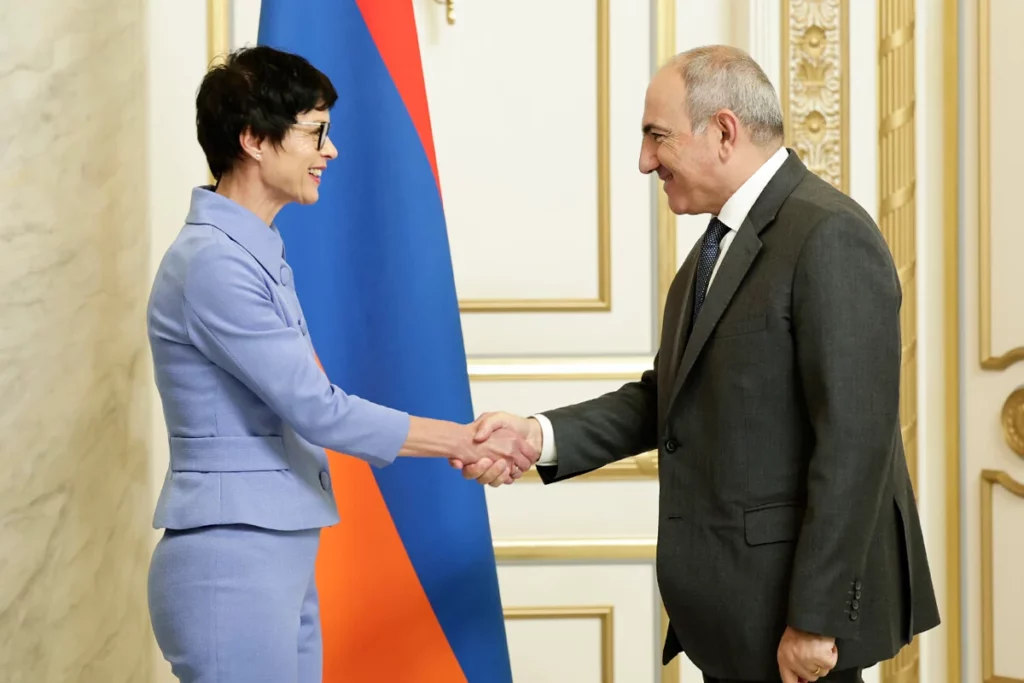 pashinyanla marta kos ermenistan ve ai arasinda emekdashligin derinleshdirilmesini muzakire edibler