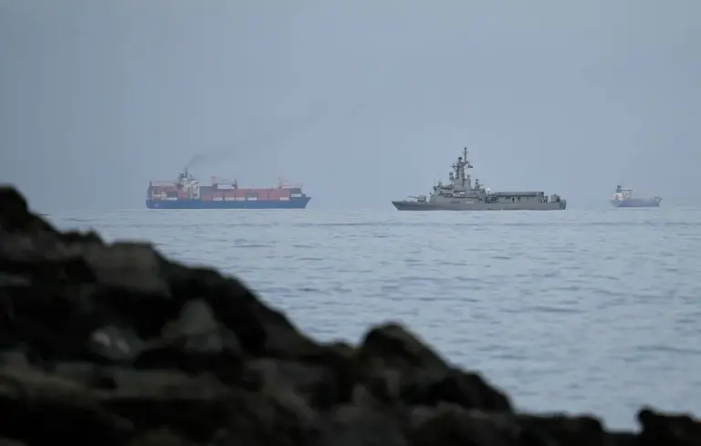 tecili hormuz bogazi baglandi gemi blokadadadir f