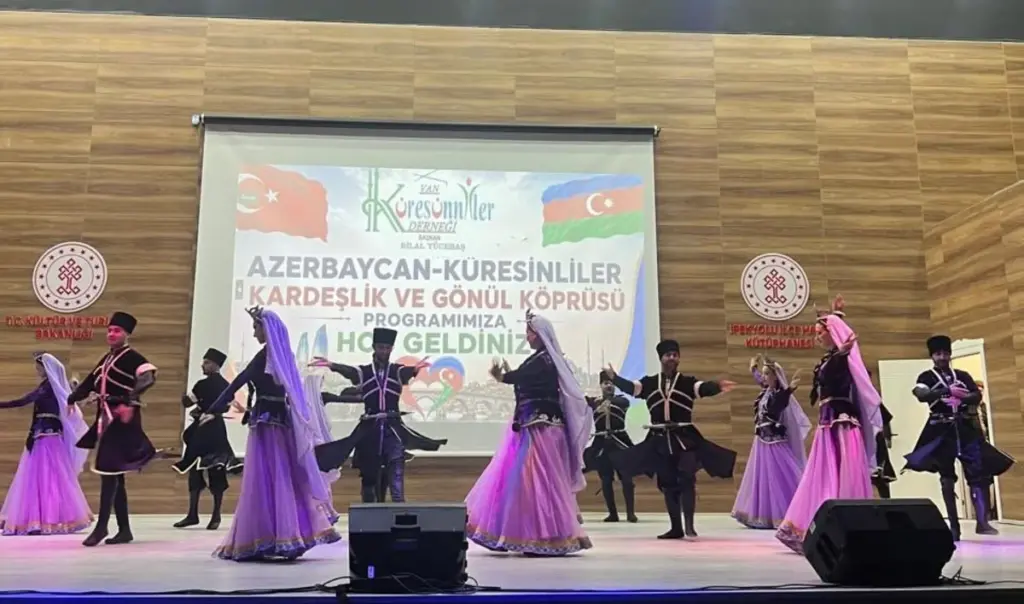naxchivan dovlet filarmoniyasinin kollektivi van sheherinde konsert proqrami ile chixish edib